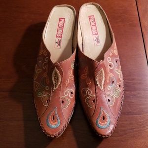 *PIKOLINOS EMBROIDERED LEATHER MULE *